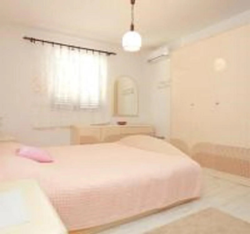 Dragans Den Hostel
