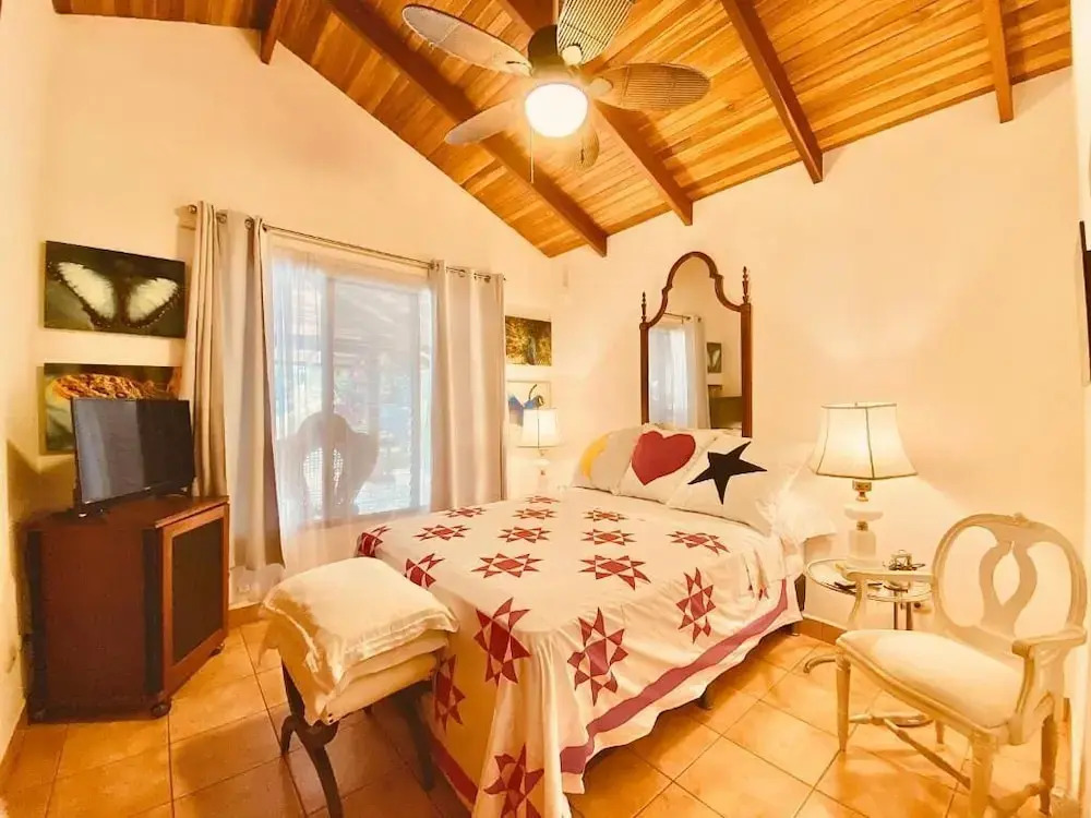 Cottage in Magic Mountain Views
