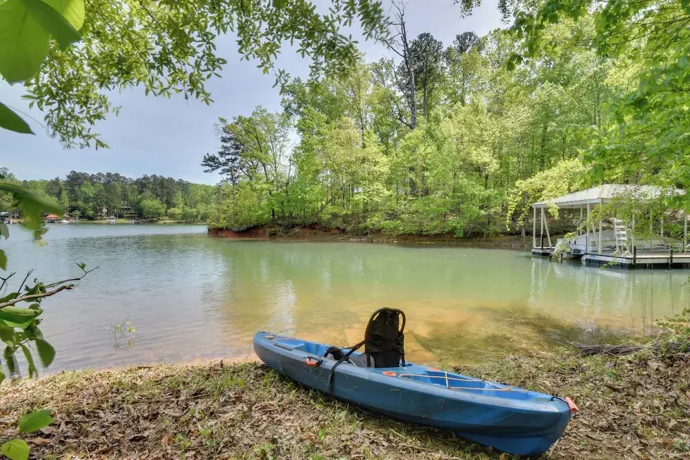 The Lake Place Cabin w/ Golf Cart & Free Kayaks!