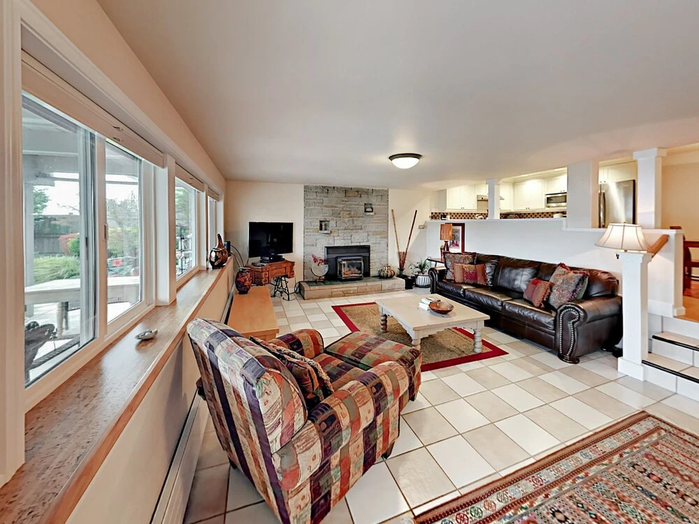 Beautiful 2BR Seattle Lake Apartment by RedAwning