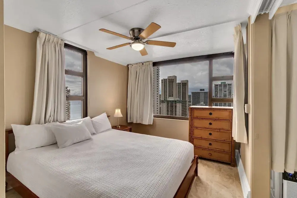 22nd Floor Condo with Stunning Ocean Views and Free Parking!