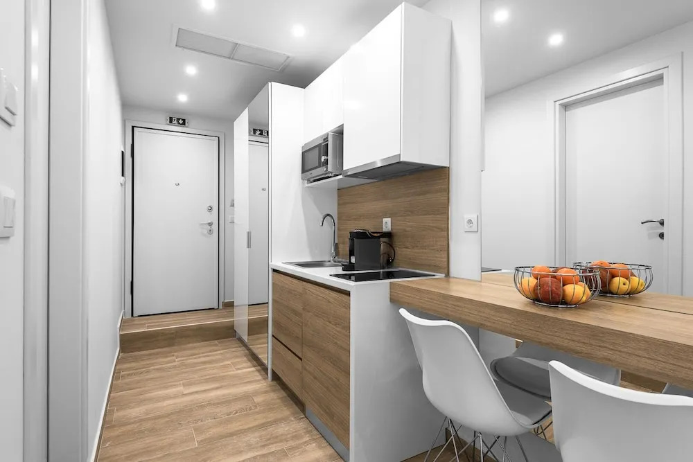 Avenue, Nilie Hospitality MGMT