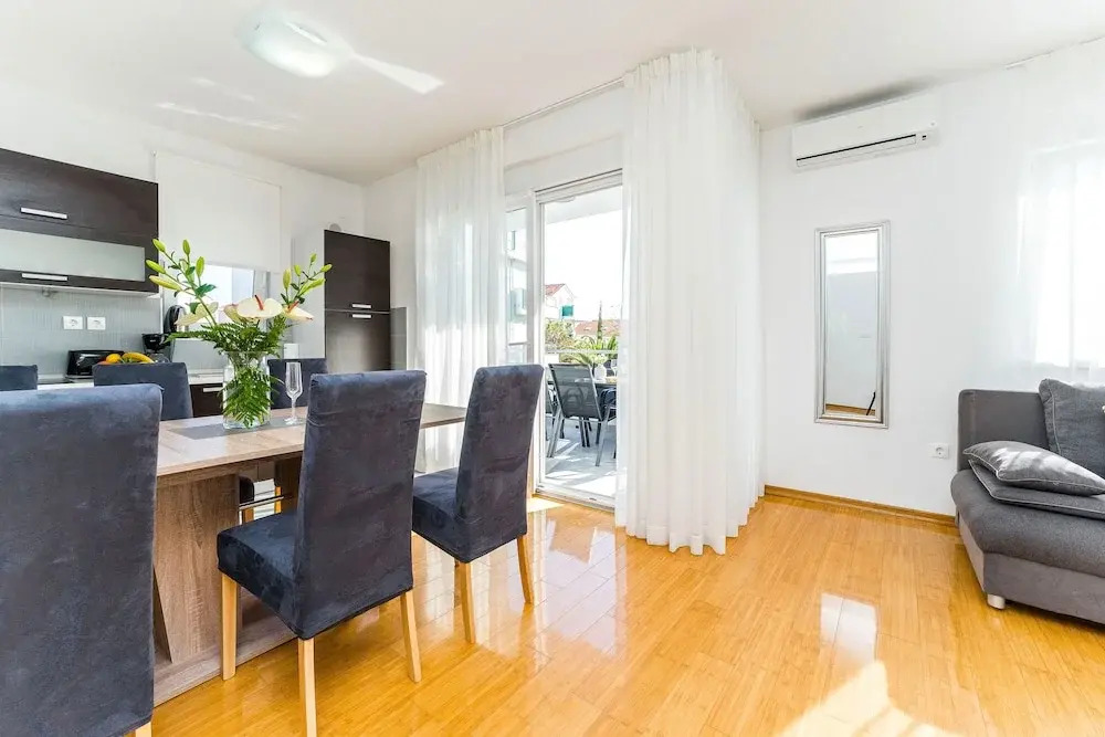 Summer Breeze Pool Apartments