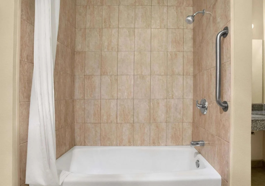 Travelodge Inn & Suites by Wyndham Gardena CA