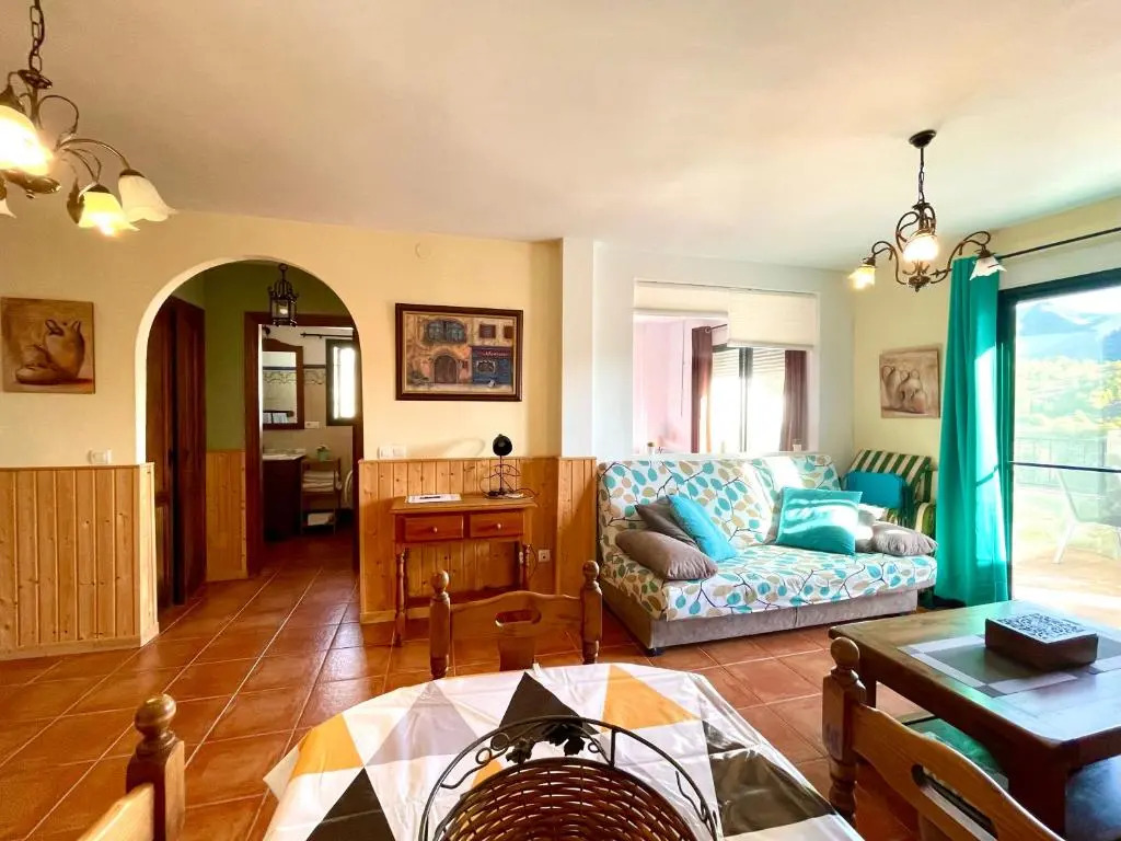 Apartamentos Axarquia 1, terraza privada con vistas a la montaña rio y al mar