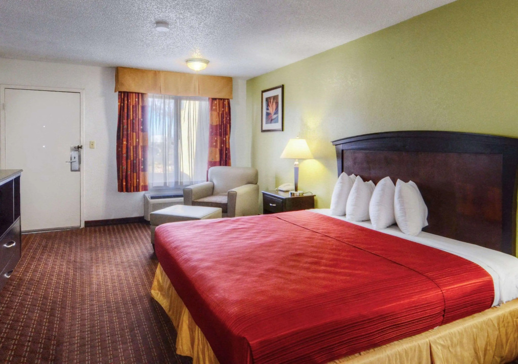 Quality Inn Plainview