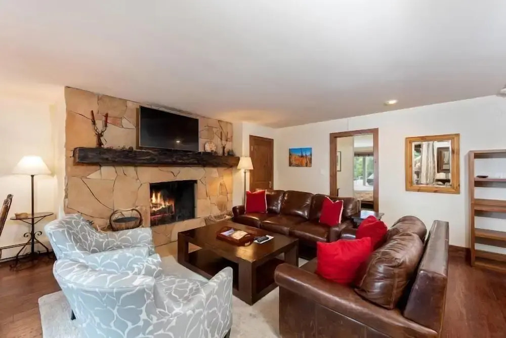 Modern 2 Bedroom Condo at the Base of Vail Mountain Next to Gondola One