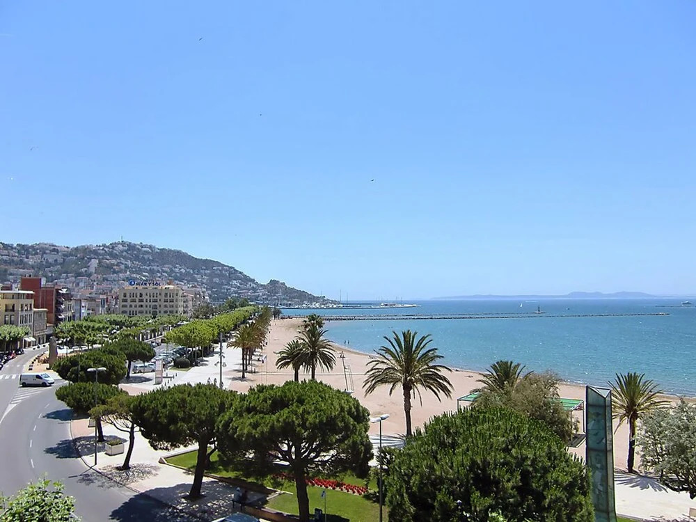 Modern Apartment in Roses with Sea View