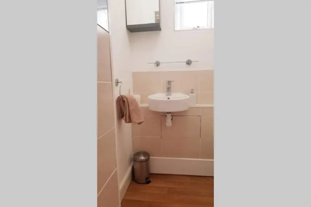 Bright, character 3 bed Apartment: 7 mins walk to sea