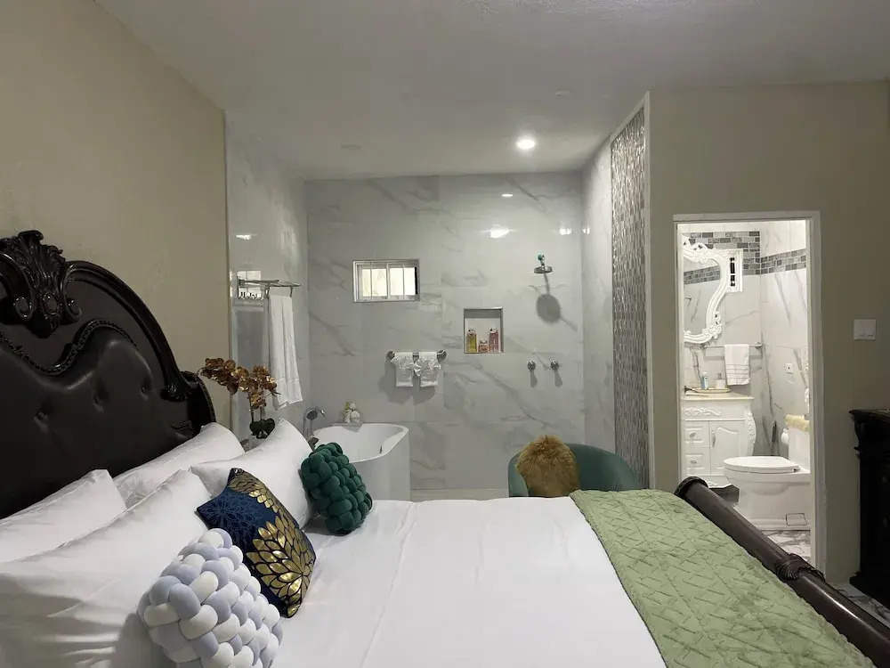 360 Rokview Suites