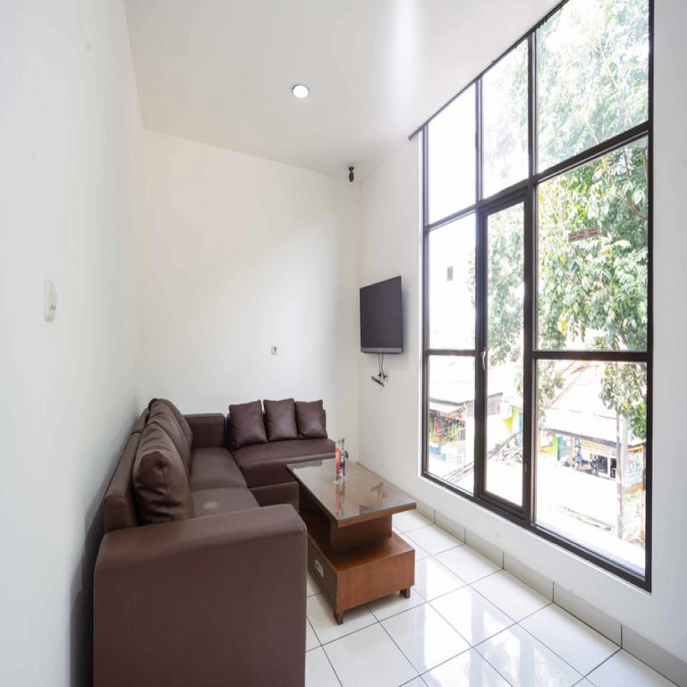 RedDoorz near Eka Hospital BSD City