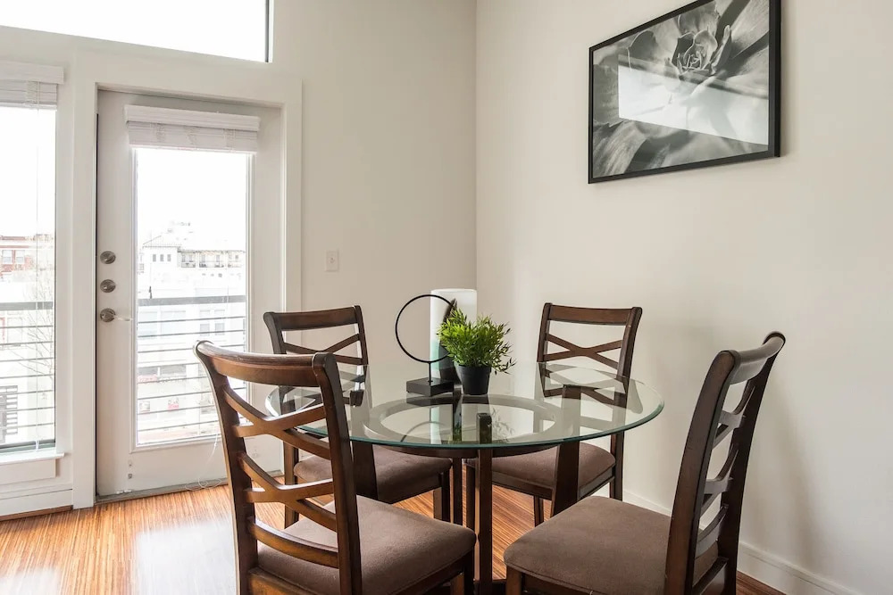 1 BR Apt Near AA Center with Parking by Frontdesk