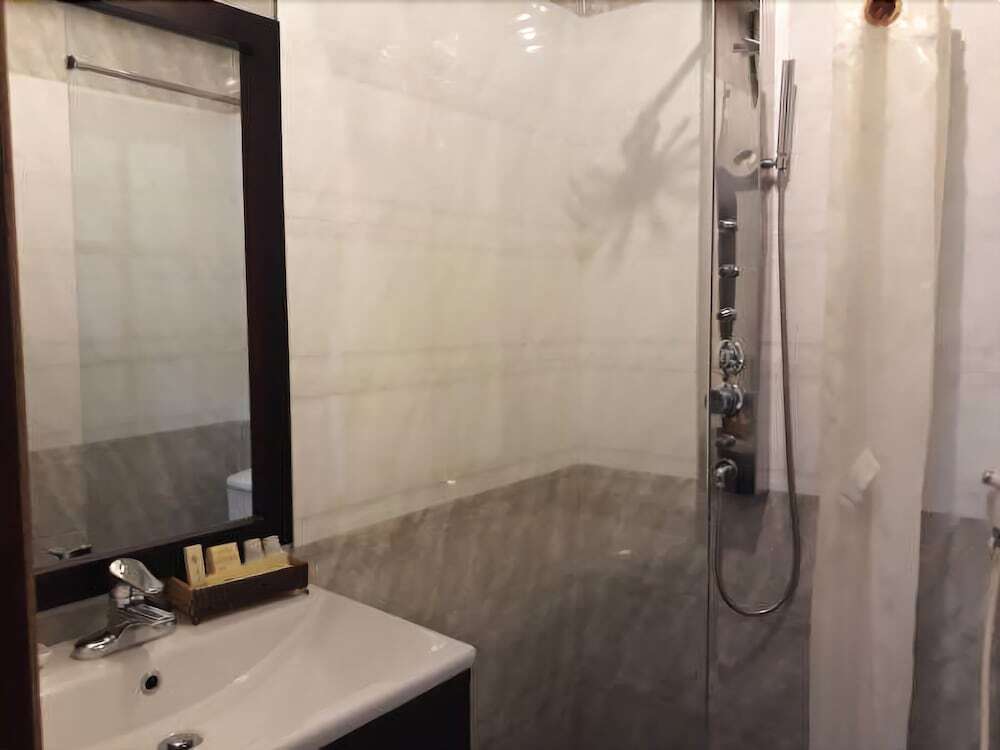 Nhi Trung Hotel