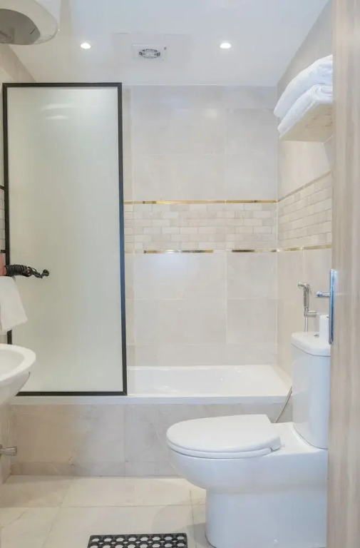Hassan Pyramids Hotel & free access Rooftop & airport pickup