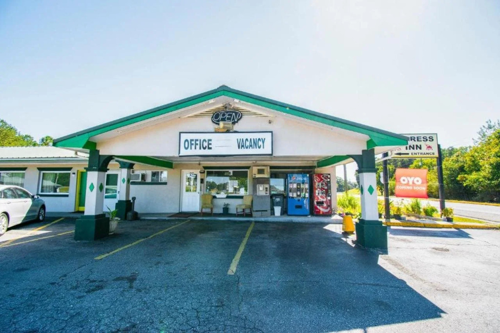 OYO Hotel Calhoun, GA I-75