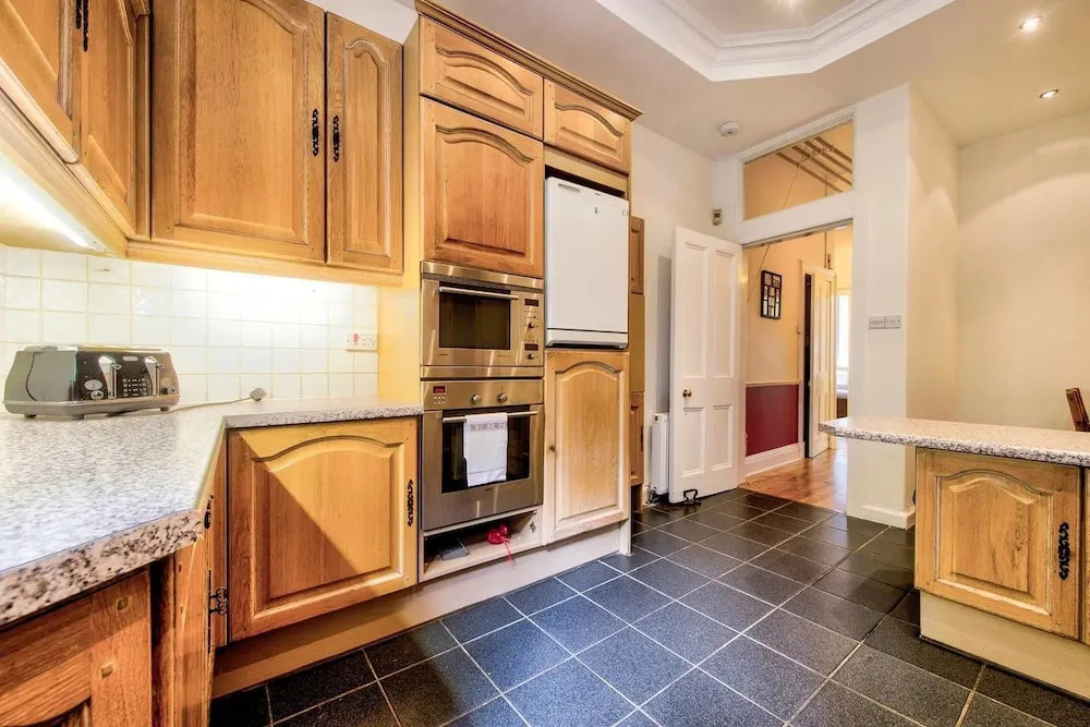 Intriguing 4-bedroom Main Door Apt Near Old Town