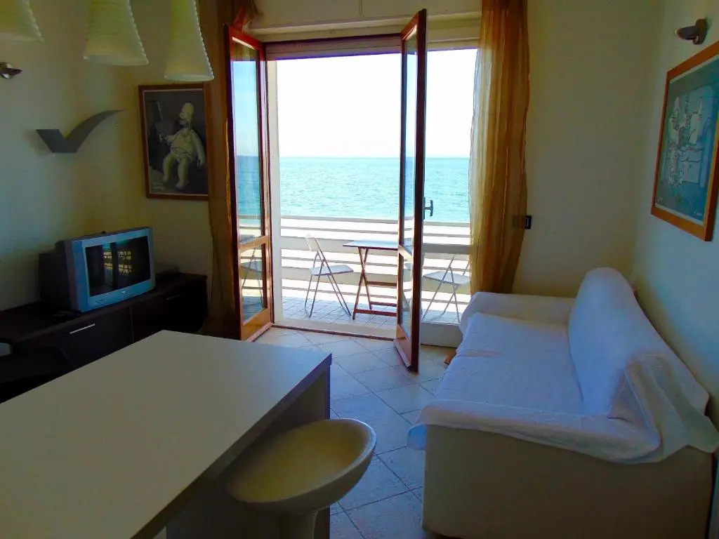 M210 - Marcelli, trilocale fronte mare con vista mozzafiato