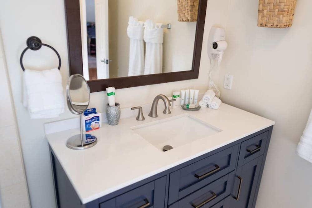 Fully Renovated 2BR Home With HOT TUB Private Fenced Yard Patio Near Noho Arts District p42