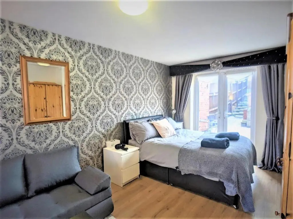 4 Bedrooms & 3 Baths Townhouse Near City Centre, FREE Parking