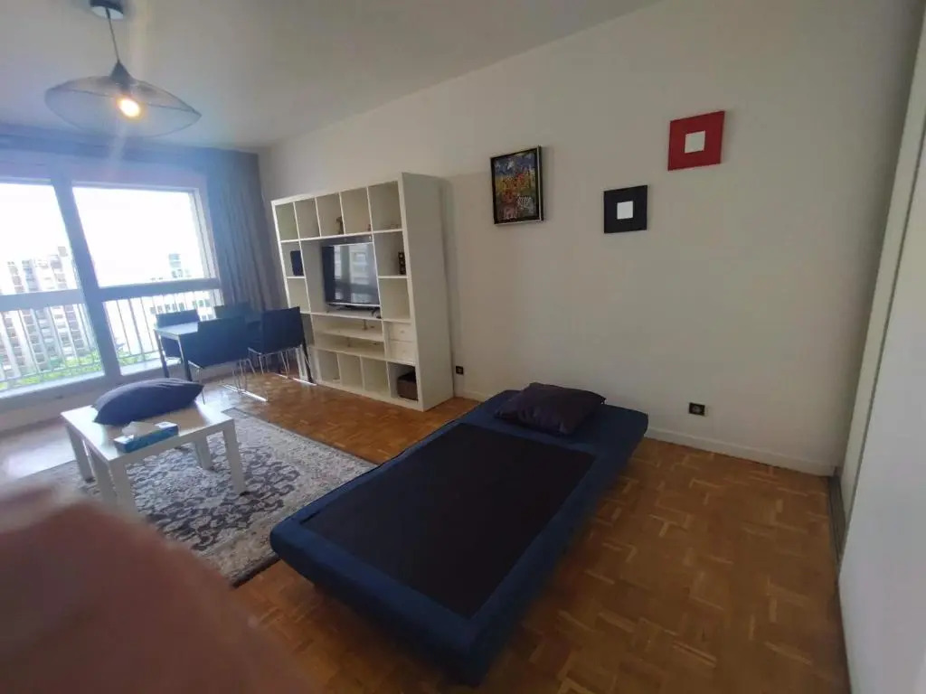 4 Min Walk To Metro, 60m², Renovated, la Defense