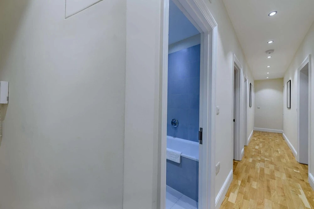 Modern Three Bedroom Apartment in Hammersmith