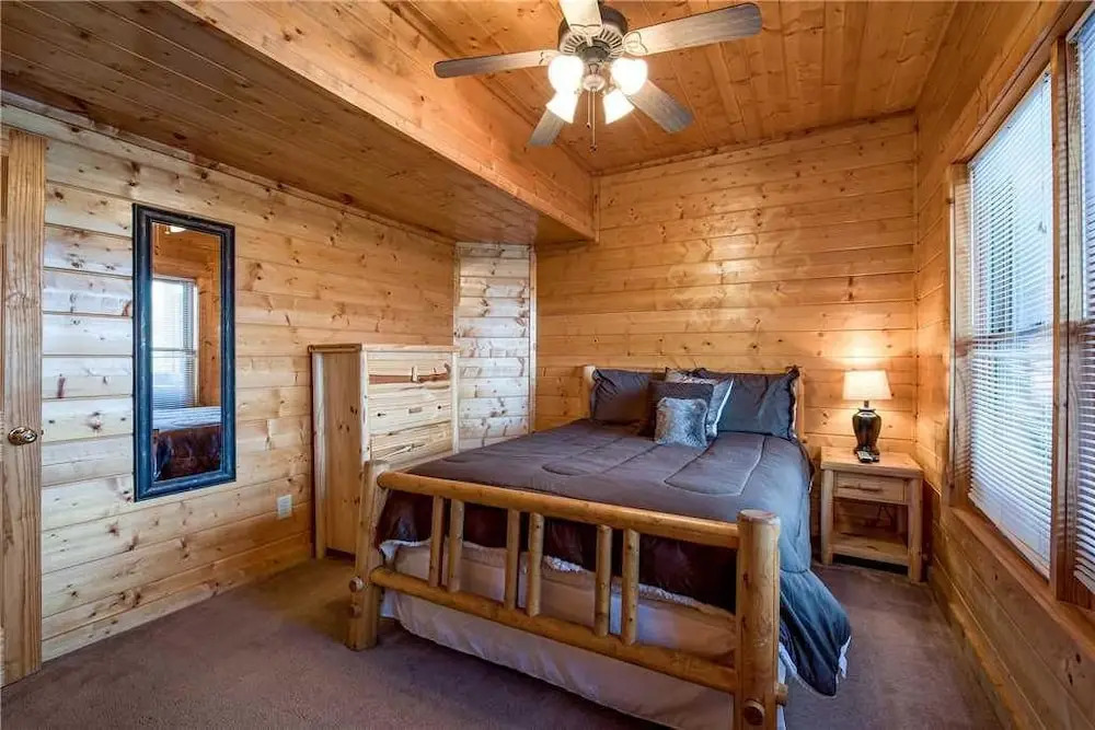 Suite Seasons 4 Bedroom Home with Hot Tub