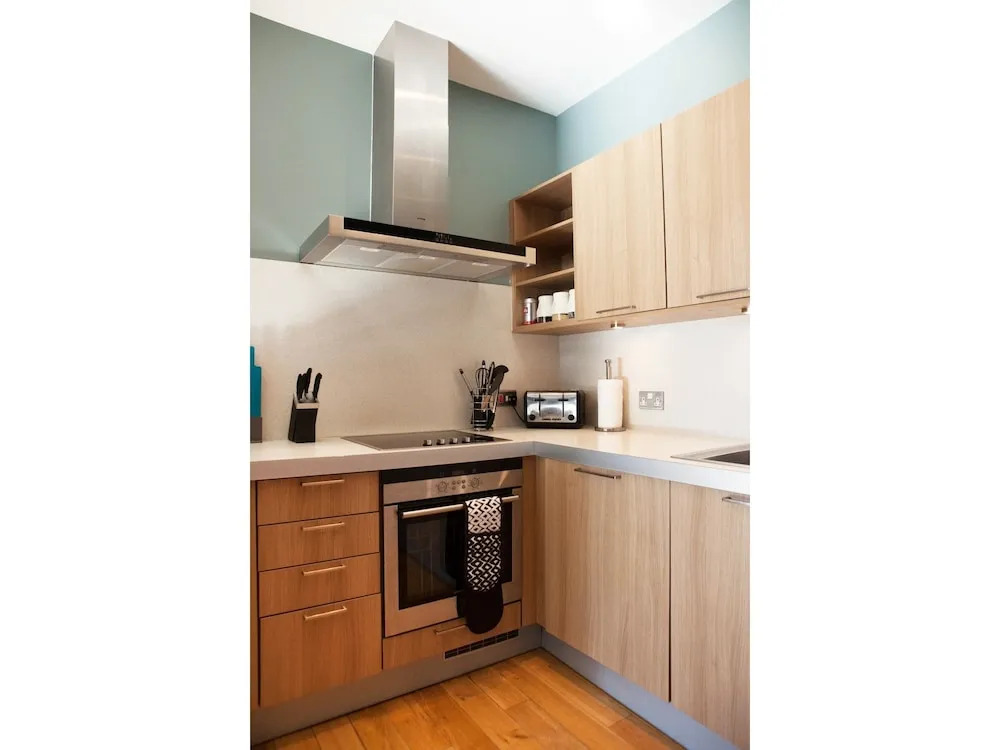 Spacious 2BR Central Glasgow Flat for 4
