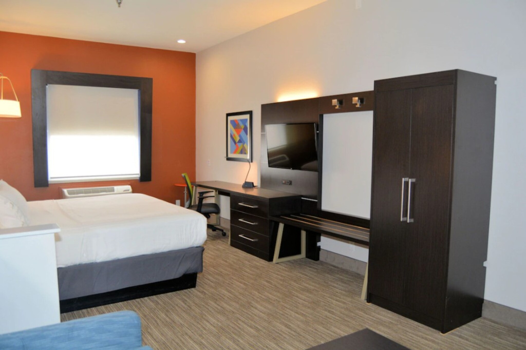 Holiday Inn Express & Suites by IHG