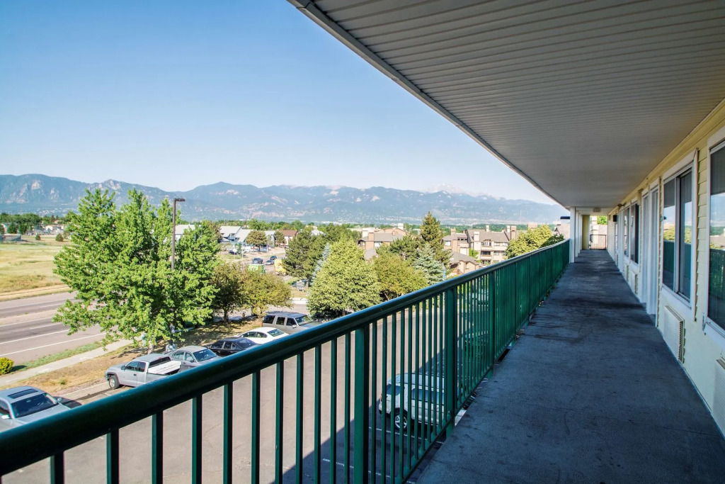 HomeTowne Studios by Red Roof Colorado Springs - Airport