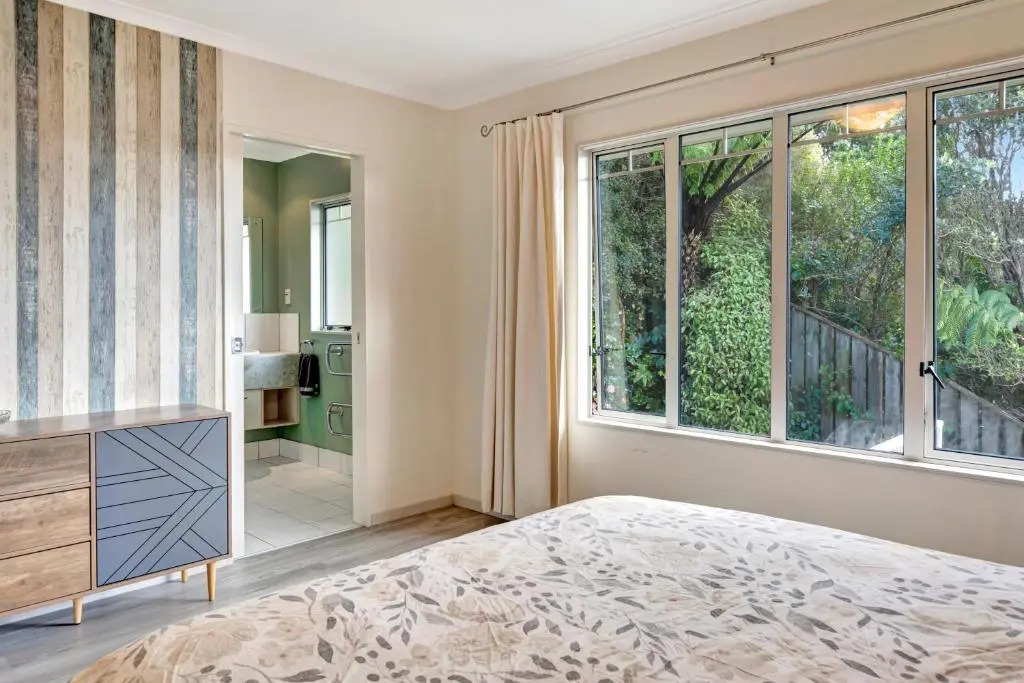 Cheerful 4 bedroom home with free parking.
