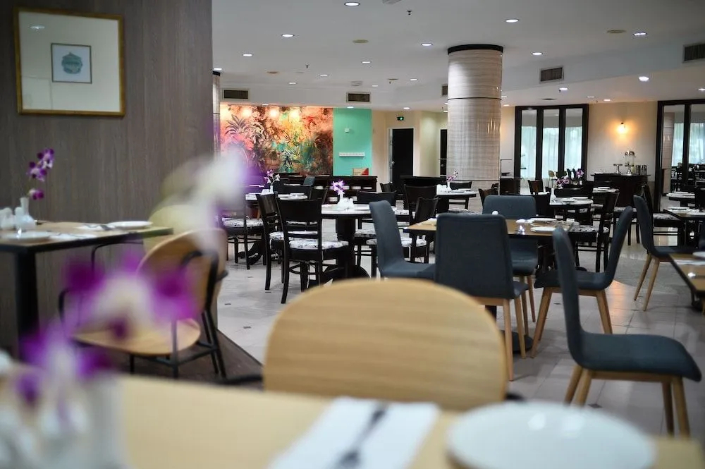 TF Riverside Hotel