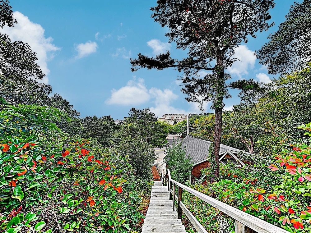 Hilltop Beach Getaway, Stunning Bay Views 3 Bedroom Home
