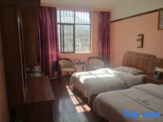 Yulong Changzheng Business Hotel