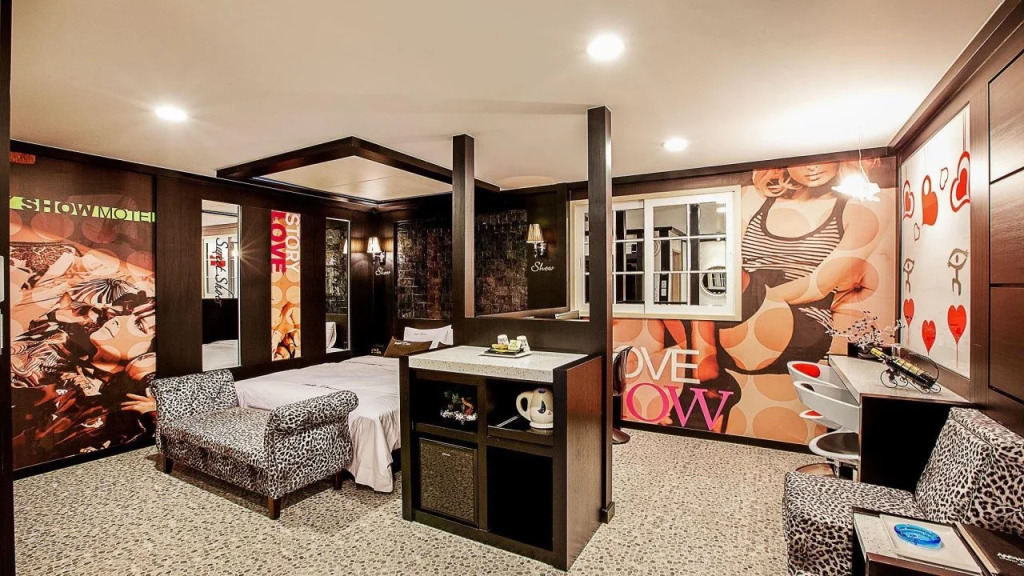 Show Hotel
