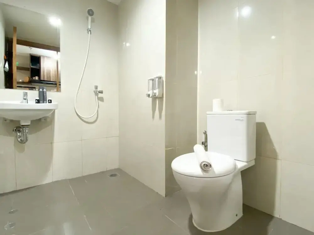 Modern Look Studio Room at LRT City Jatibening Apartment