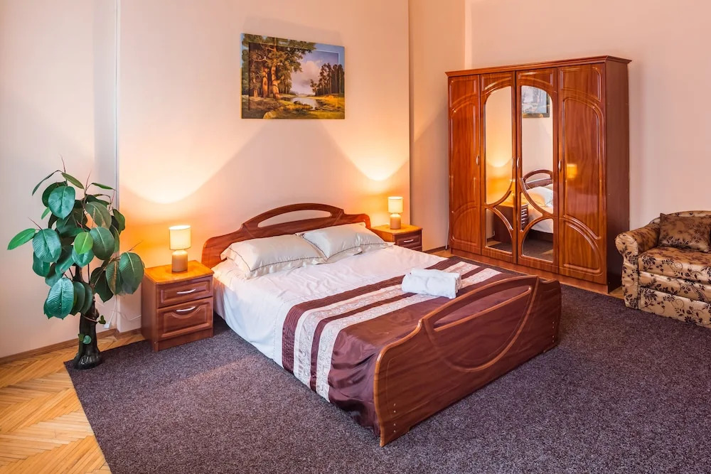 Three rooms in the center on Kulisha