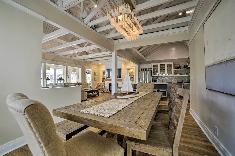 Charming Renovated Avalon Townhome, Walk to Beach!