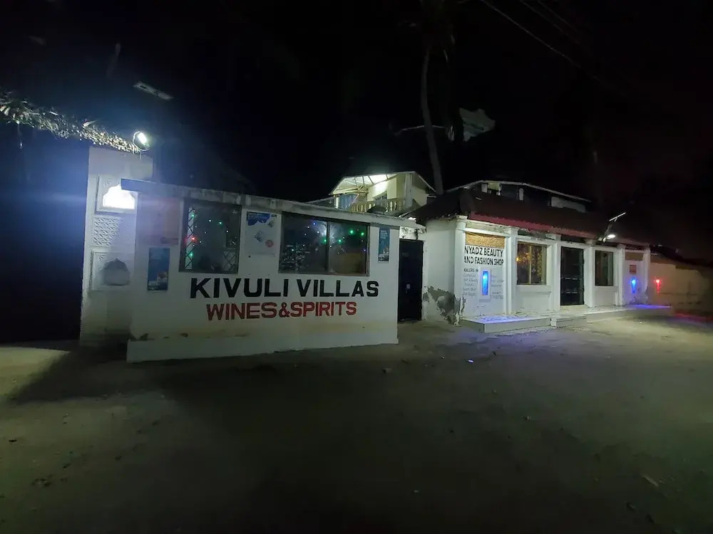 4 bedroom villa with a kitchen