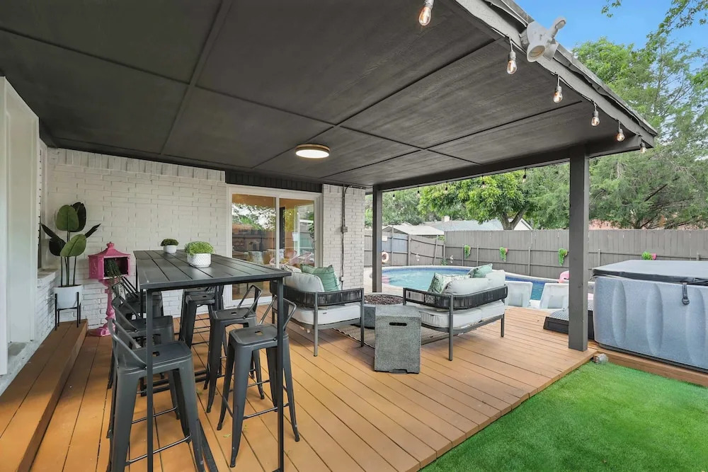 Spacious 5BR 3BA Retreat With Pool & Hot Tub