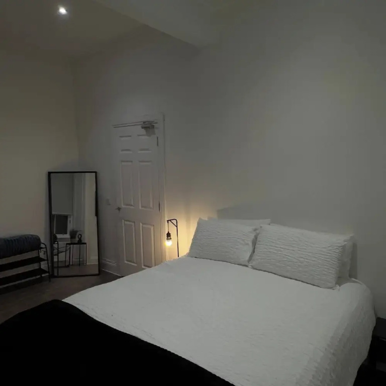 Cozy Modern Apartment on Leith Walk