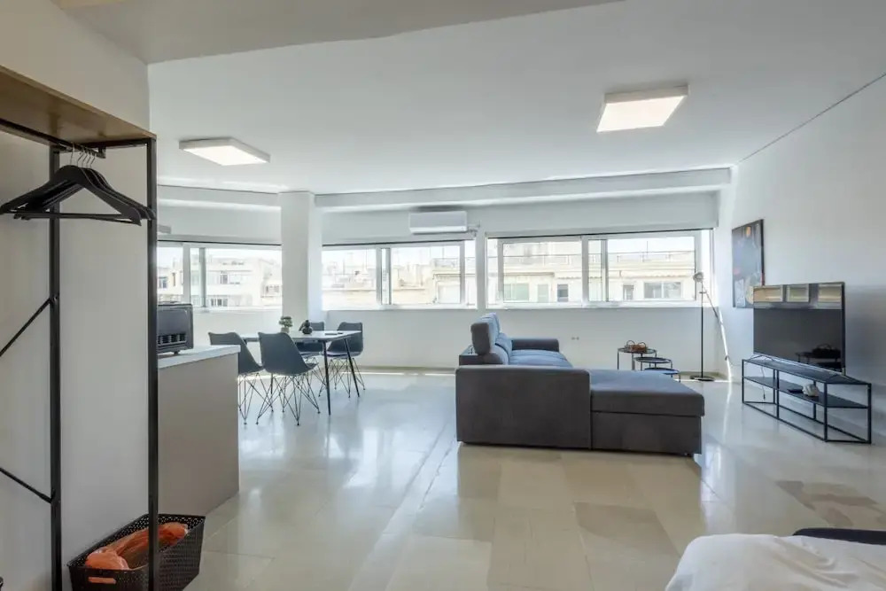 Spacious Urban Retreat Central 2-bedroom Haven for 8