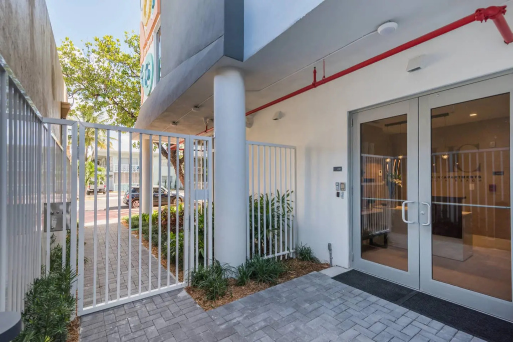 Luxury 2 bedroom apt in South Beach 402