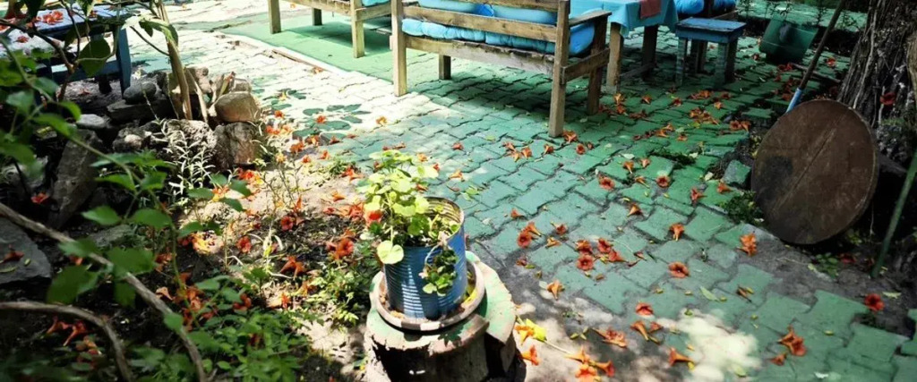 Side Tuana Garden Home