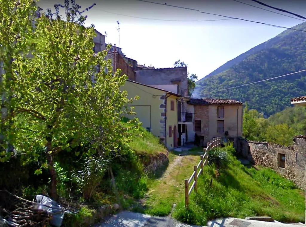 Logement avec parking et terrasse devant la maison, très jolie vue