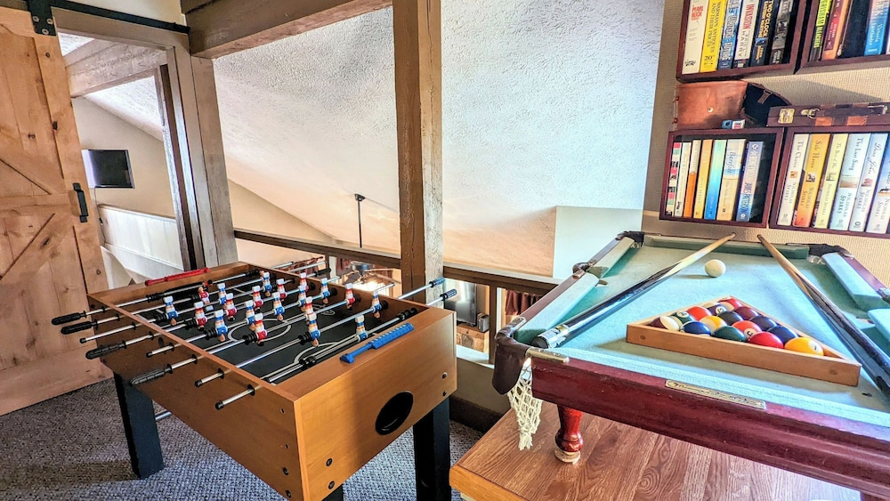 Frost Hollow by Avantstay Deck w/ Grill, Game Room Loft