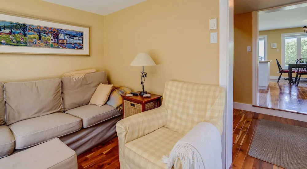 North House - Lovely Lac-Brome 3 Bedroom Lakefront Cottage