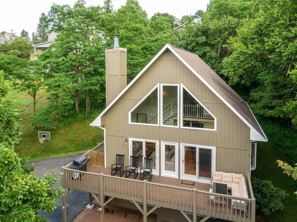 Sky High Chalet Blowing Rock Home With hot Tub, Pool Table, Bunk Room, and Fire pit