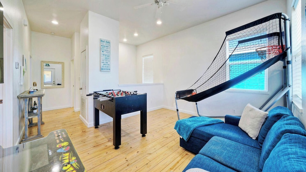 2 Homes in Gulf Village by Avantstay Sleeps 24, 2blocks to the Beach, Pool, Game Room, Patio w/ Outdoor Bar