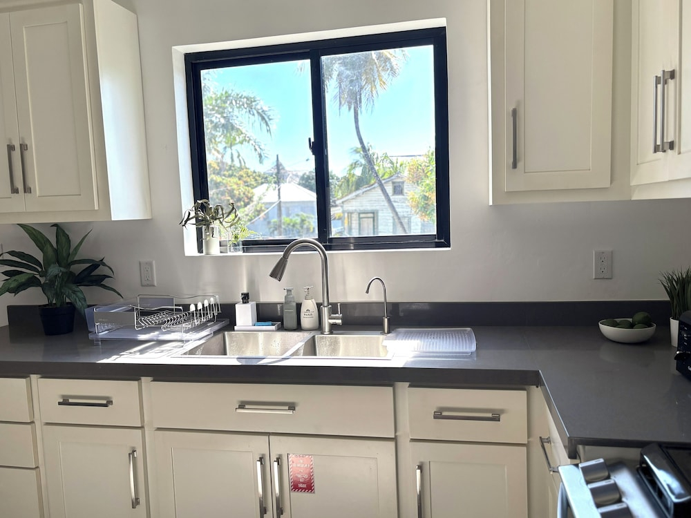 Downtown 1 or 2 Bedroom Stay - Walk to Ferry