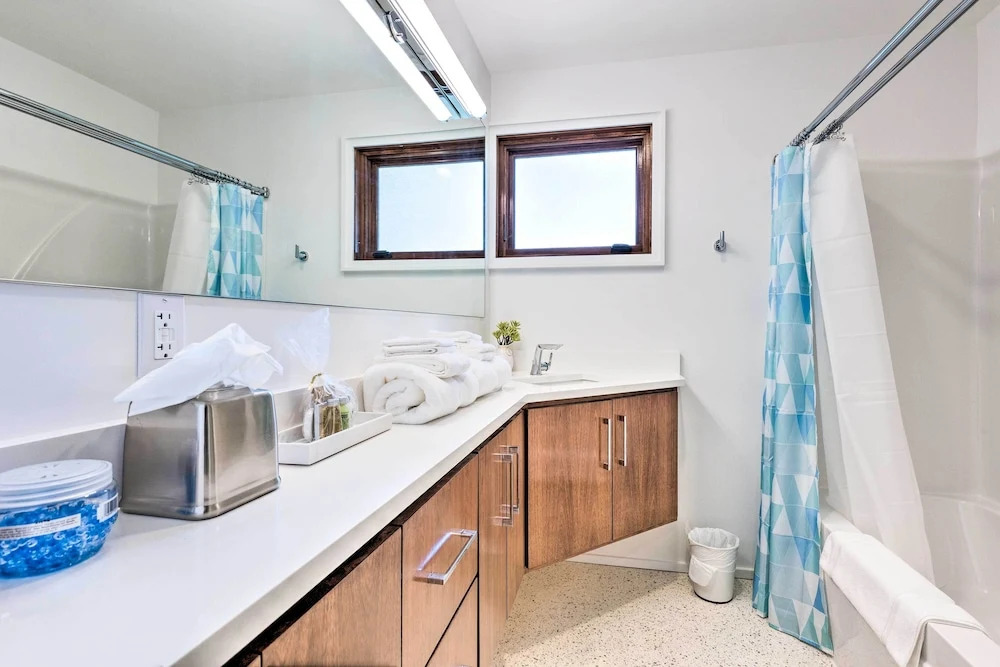 Mid-century Dream Home < Half-mile to Beach!